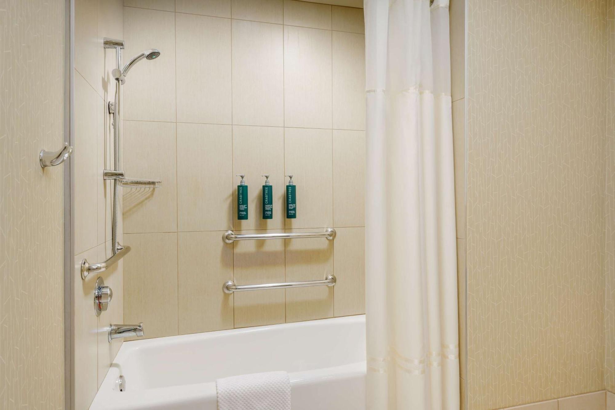 King Room with Bath Tub - Mobility Access