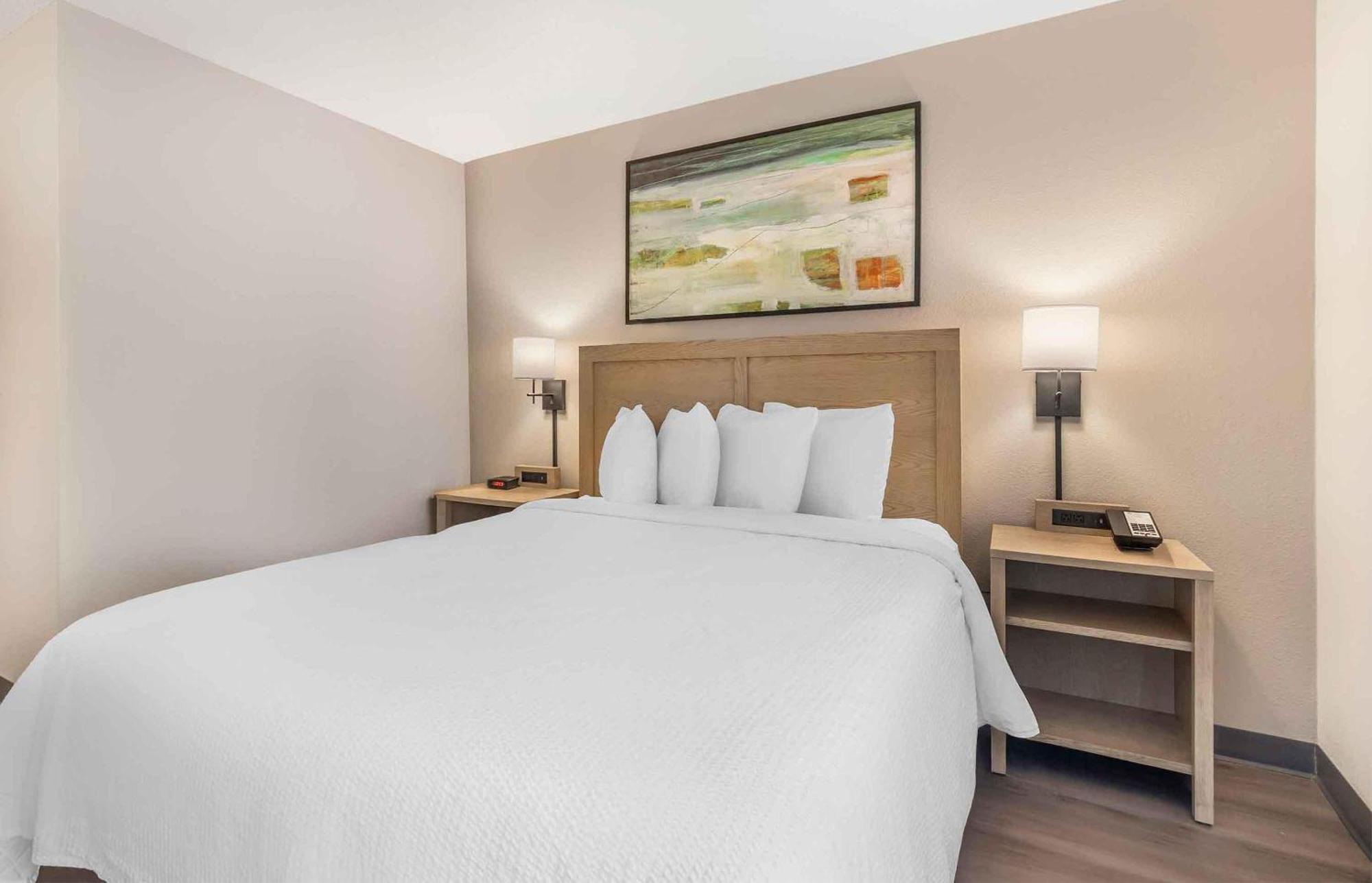 Premium Deluxe Studio with 1 Queen Bed - Non-Smoking