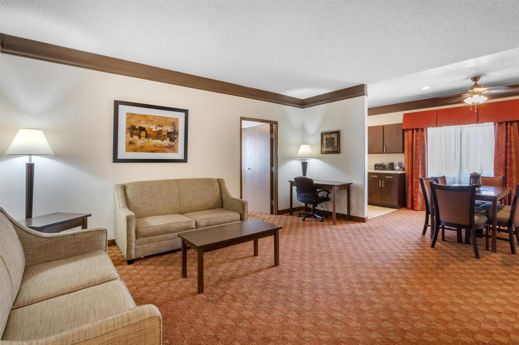 Two-Room Suite with One King Bed and Two Queen Beds - Non-Smoking