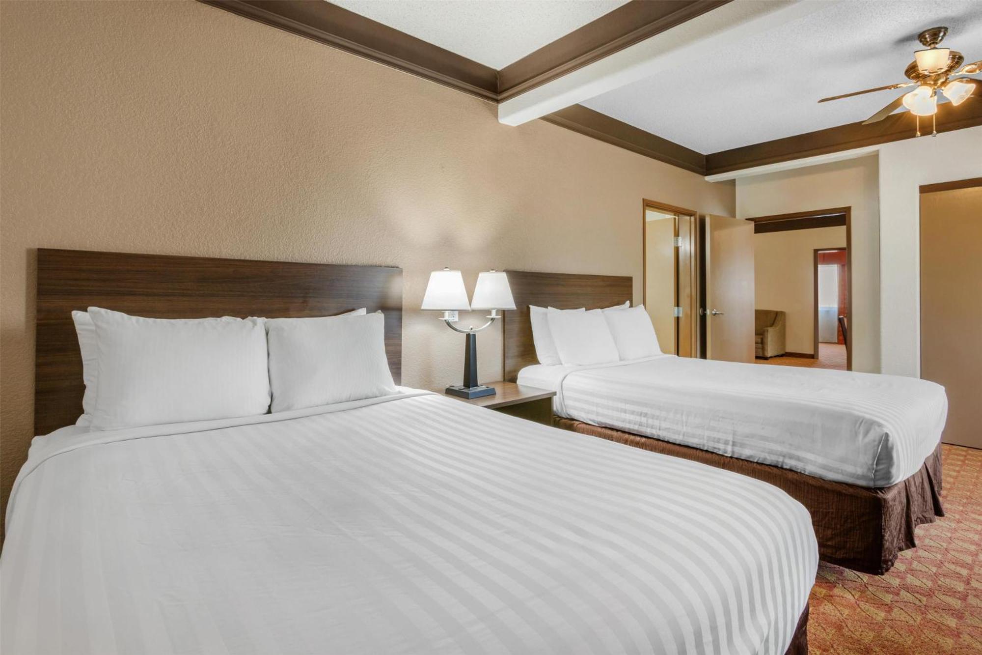 Two-Room Suite with One King Bed and Two Queen Beds - Non-Smoking,1697925502:JPEG